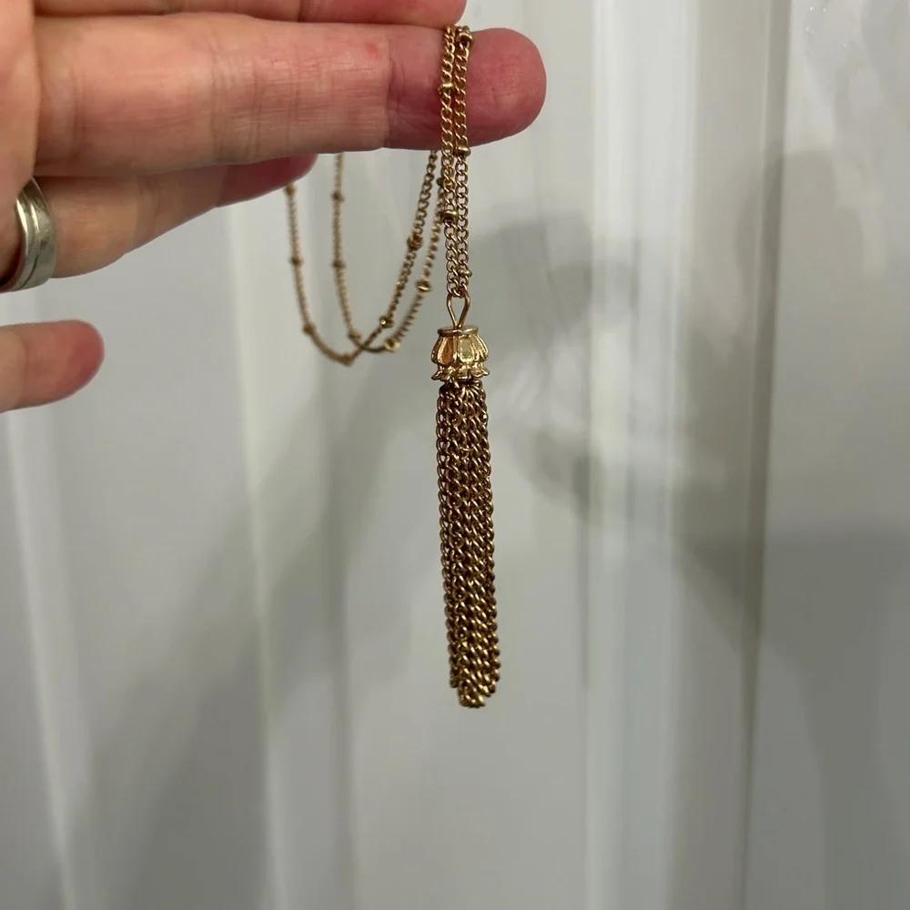 Vintage Gold Tone Tassel Necklace on a beautiful long chain. Statement piece! - Picture 2 of 6